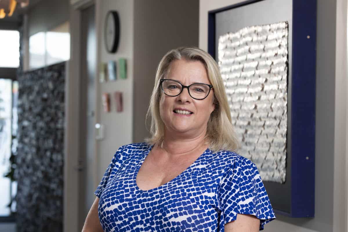 Dr Lois Eva